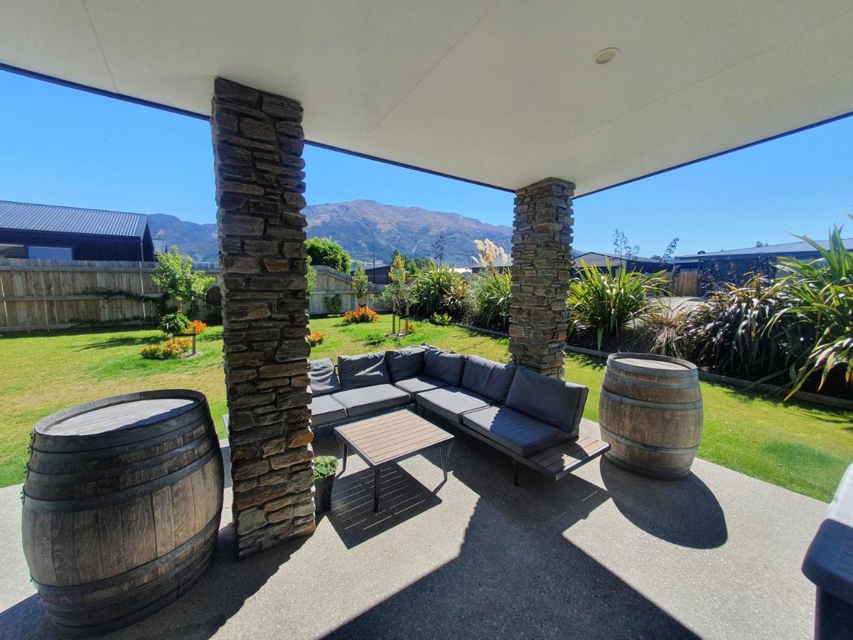 Hawea Heaven: Superking Beds + Hot Tub + Mountain Villa Wanaka Bagian luar foto