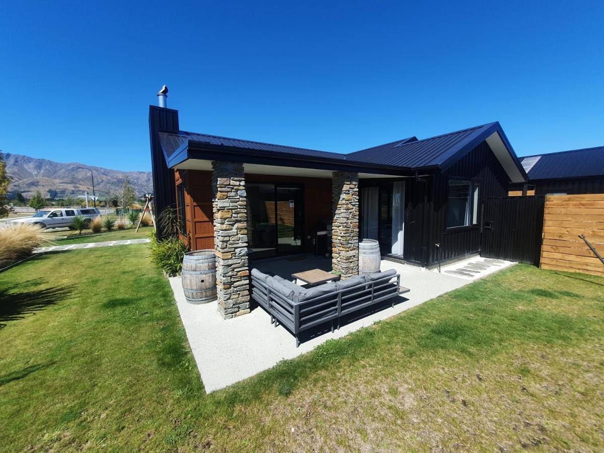 Hawea Heaven: Superking Beds + Hot Tub + Mountain Villa Wanaka Bagian luar foto