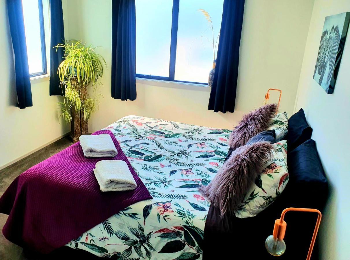 Hawea Heaven: Superking Beds + Hot Tub + Mountain Villa Wanaka Bagian luar foto