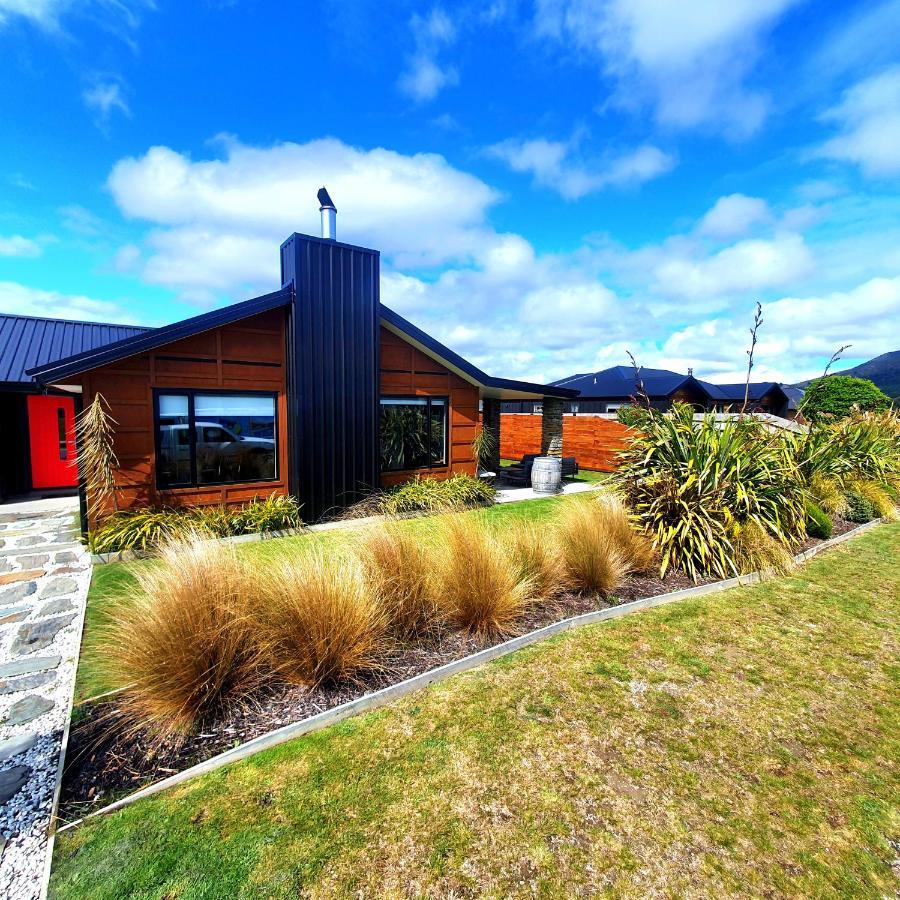 Hawea Heaven: Superking Beds + Hot Tub + Mountain Villa Wanaka Bagian luar foto