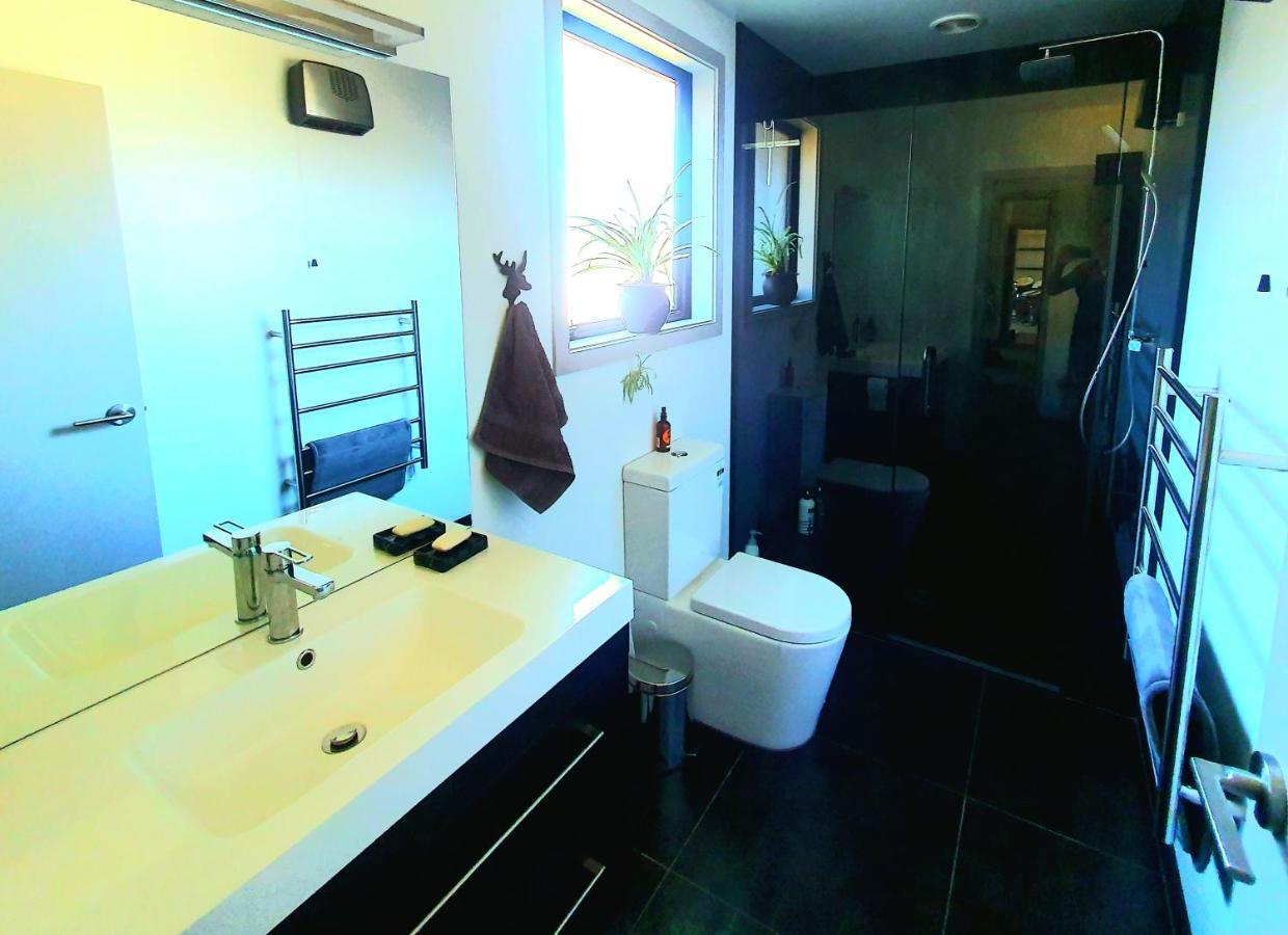 Hawea Heaven: Superking Beds + Hot Tub + Mountain Villa Wanaka Bagian luar foto