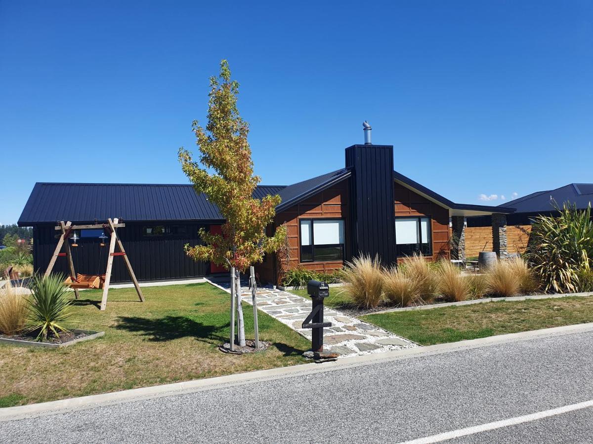 Hawea Heaven: Superking Beds + Hot Tub + Mountain Villa Wanaka Bagian luar foto