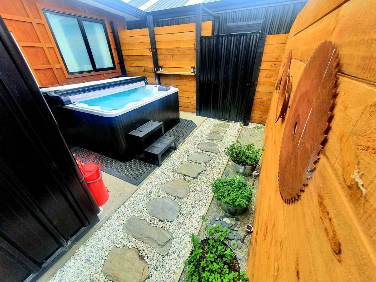 Hawea Heaven: Superking Beds + Hot Tub + Mountain Villa Wanaka Bagian luar foto