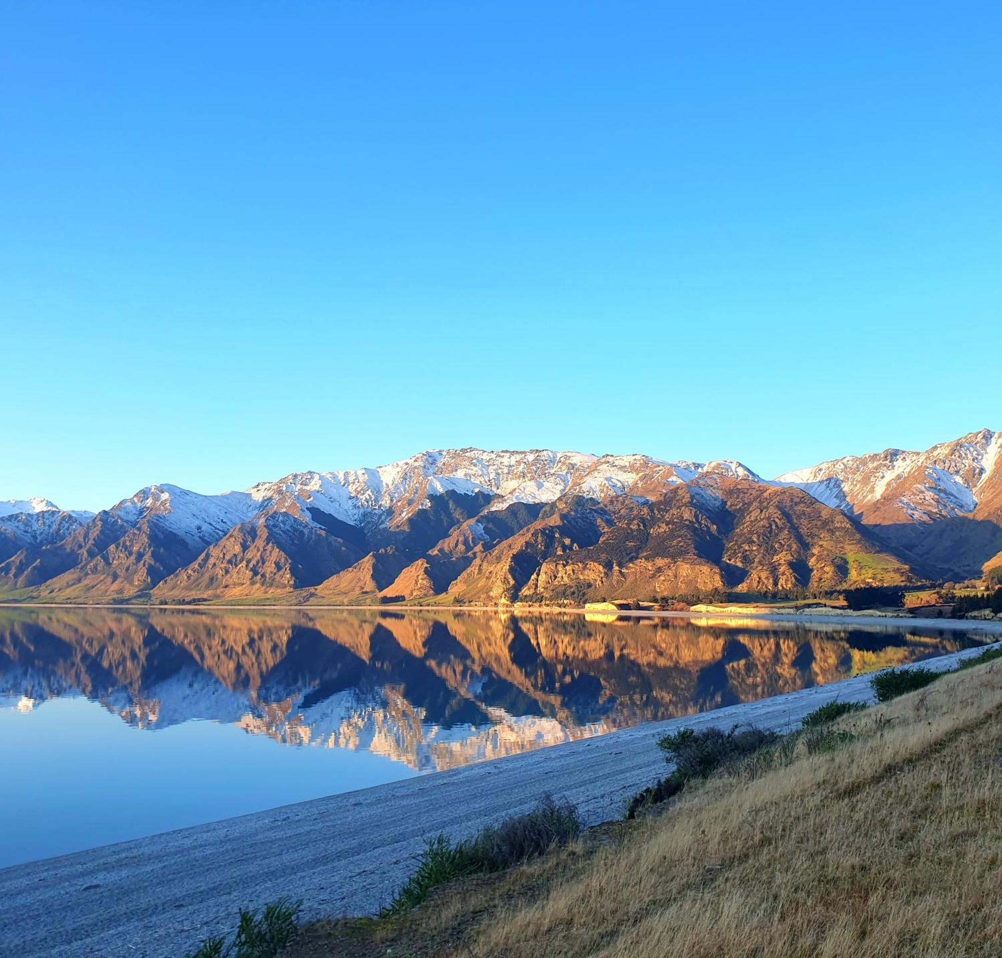 Hawea Heaven: Superking Beds + Hot Tub + Mountain Villa Wanaka Bagian luar foto